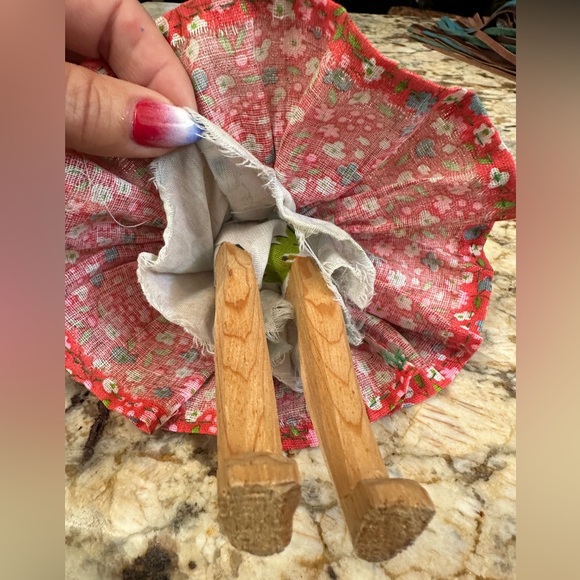 Handcarved wood Native American Indian doll w handsewn dress vintage real basket - Picture 9 of 11